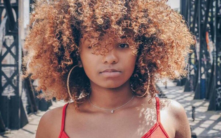 Réussir un défrisage de cheveux : les conseils d'un pro