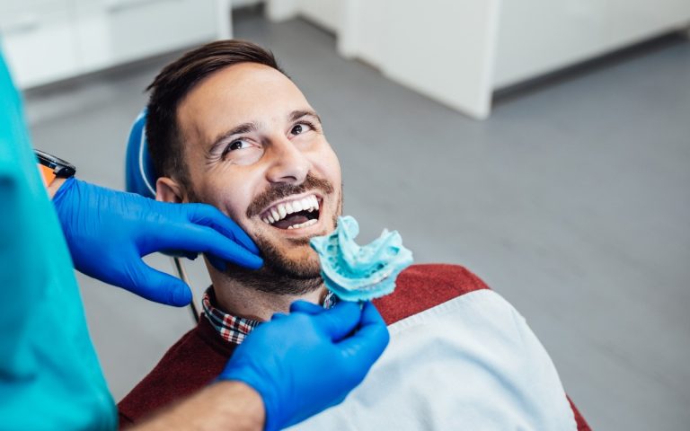 Les avantages de porter une prothèse dentaire : améliorer la fonctionnalité, la santé et l'apparence