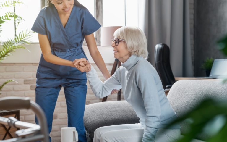 Pourquoi opter pour des services de soin à domicile ?