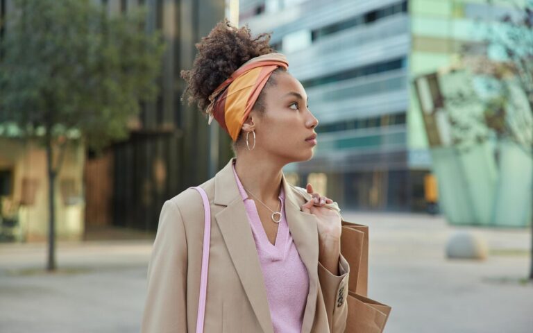 6 accessoires tendances pour sublimer vos cheveux bouclés