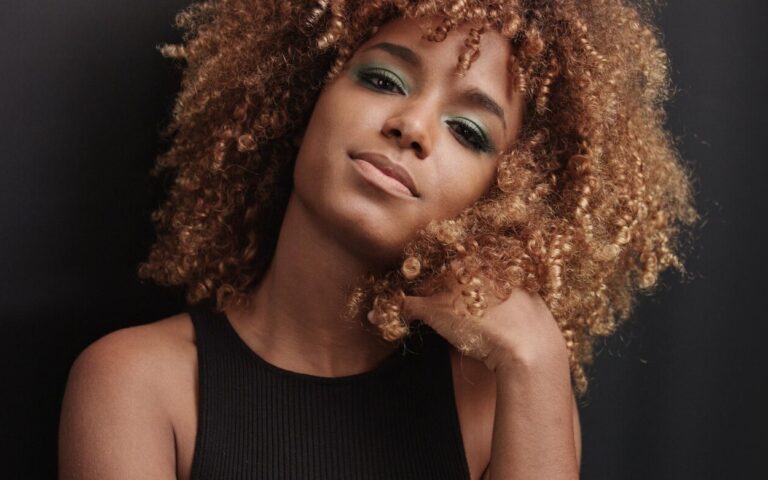 Comment obtenir des cheveux frisés brillants en 5 étapes ?