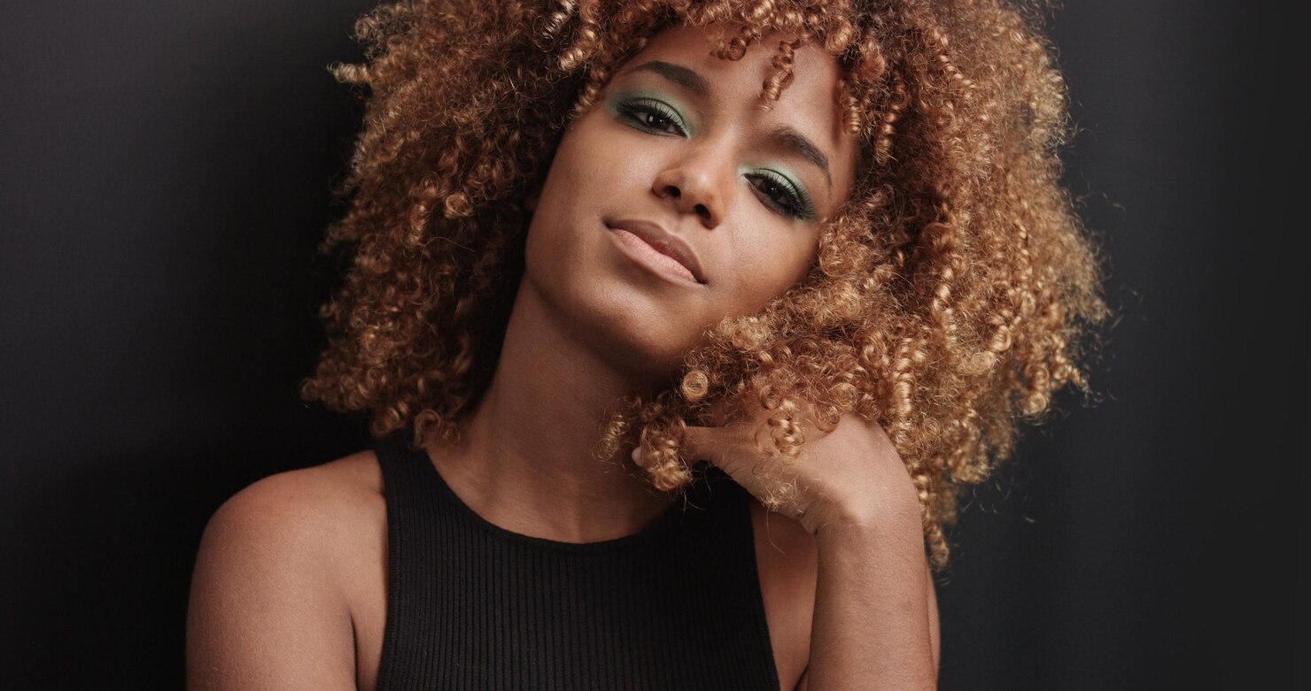 Comment Obtenir Des Cheveux Frisés Brillants En 5 étapes ? » Guide Beaute