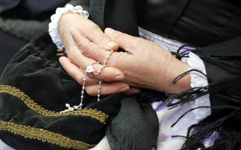 découvrez l'univers fascinant du rosaire, un symbole de foi et de méditation. explorez son histoire, sa signification spirituelle et la manière dont il est utilisé dans la prière quotidienne. plongez dans cette tradition enrichissante qui unit des générations autour de la dévotion.