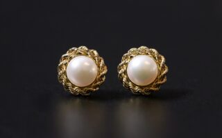 découvrez nos élégantes boucles d'oreilles en émeraude, alliant beauté naturelle et sophistication pour sublimer votre style au quotidien.