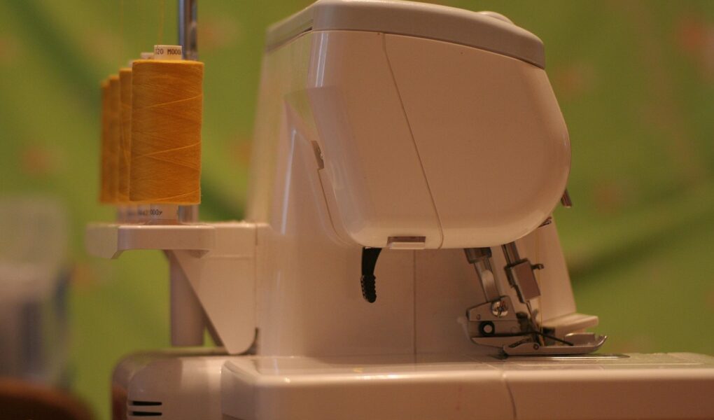 découvrez tout sur la surjeteuse (overlock) : son fonctionnement, ses avantages pour des finitions professionnelles et comment choisir le modèle adapté à vos besoins en couture.