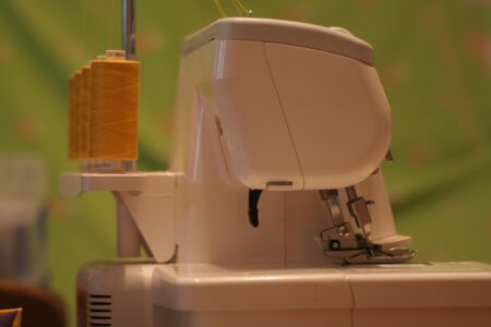 découvrez tout sur la surjeteuse (overlock) : son fonctionnement, ses avantages pour des finitions professionnelles et comment choisir le modèle adapté à vos besoins en couture.