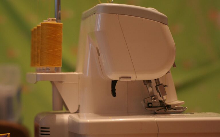 découvrez tout sur la surjeteuse (overlock) : son fonctionnement, ses avantages pour des finitions professionnelles et comment choisir le modèle adapté à vos besoins en couture.